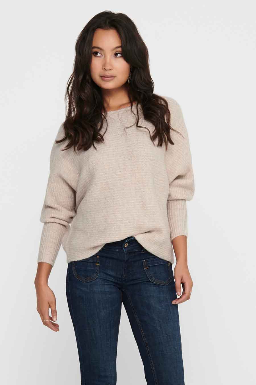 Ronde hals trui ecru van ONLY®, gedragen met een high-waisted jeans, lange mouwen.