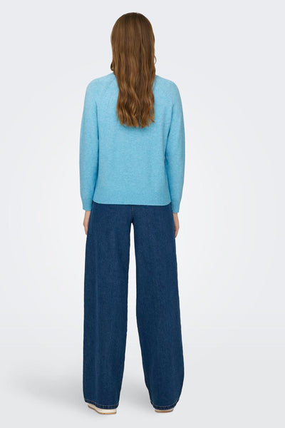 Pull col rond bleu de ONLY, porté avec un pantalon large en denim brut, vue de dos.