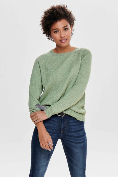 Pull vert en maille par ONLY, porté avec un jean bleu et une ceinture noire.