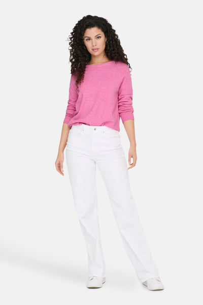 Roze trui met ronde hals van ONLY®, gedragen met een witte broek en witte sportschoenen.