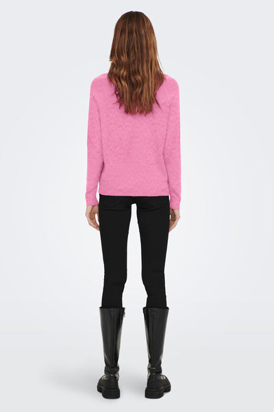 Roze trui van ONLY®, gedragen met een zwarte jeans en hoge zwarte laarzen.