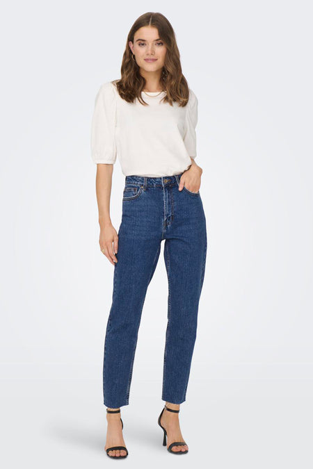 Jean droit bleu de ONLY®, porté avec un haut blanc texturé et des sandales à talons noires.