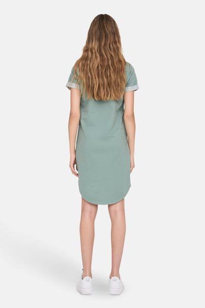 Groene jurk van JDY, rechte pasvorm, boven de knie lengte, achterzicht, gedragen met witte sneakers.