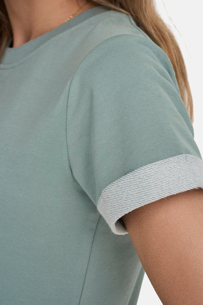 JDY groene jurk met korte omslagmouwen, van getextileerde stof, zijaanzicht.