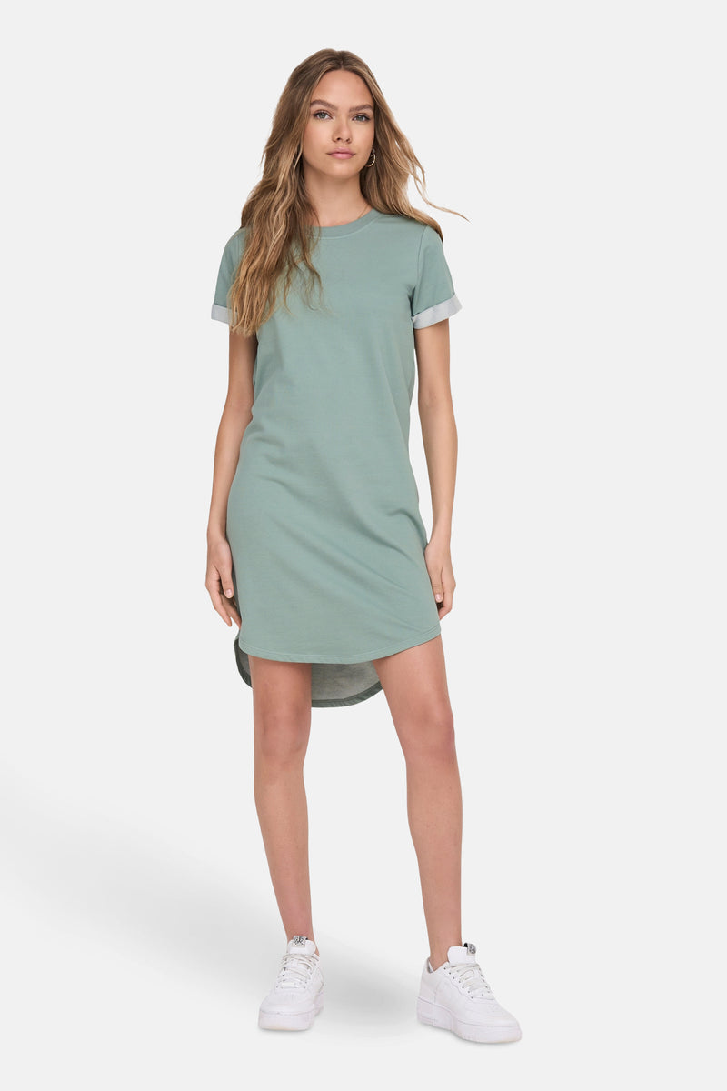 Effenkleurige groene jurk van JDY met korte mouwen met grijze revers en asymmetrische afgeronde zoom.