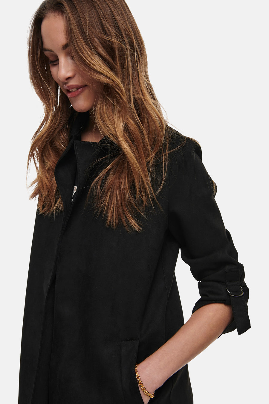 Veste longue noire de ONLY, avec manches trois-quarts et poche latérale, portée avec un bracelet doré.
