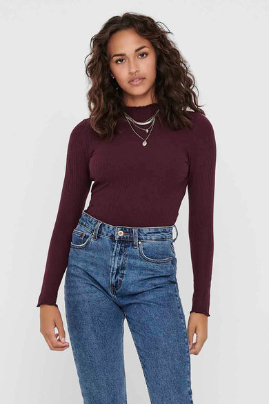 Pull à col rond bordeaux de ONLY, en maille côtelée, porté avec un jean taille haute et des colliers argentés.