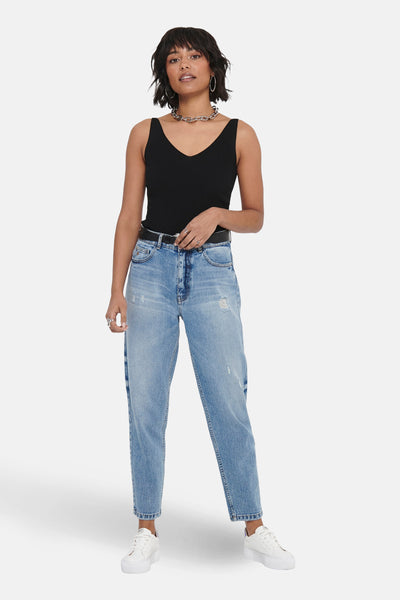 Débardeur noir JDY avec une texture côtelée, porté avec un jean taille haute et des baskets blanches.