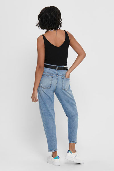 Débardeur noir JDY, avec une chaîne argentée, porté avec un jean taille haute et des baskets blanches.