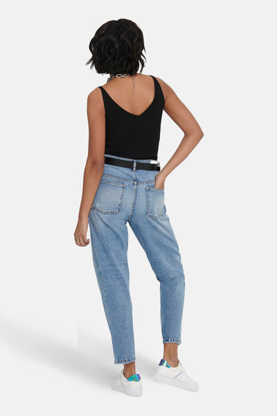 Zwarte tanktop van JDY met V-hals en geribbelde textuur, gedragen met een spijkerbroek en sneakers.