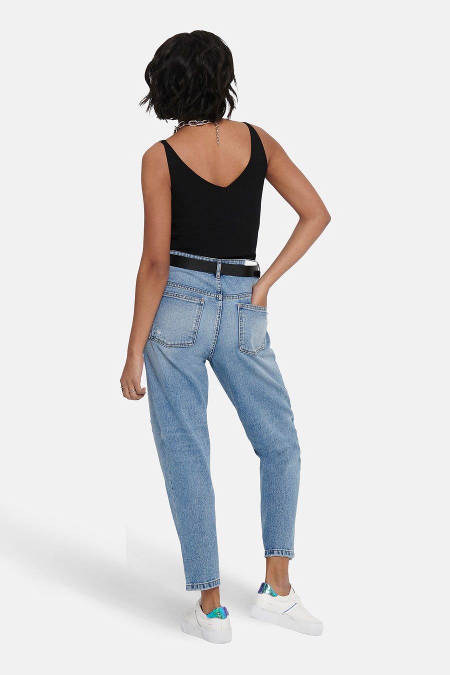 Débardeur noir de JDY avec une encolure en V et une texture côtelée, porté avec un jean et des baskets.
