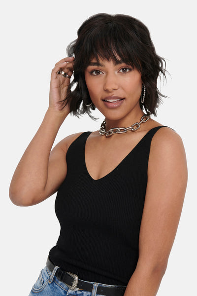 Zwart JDY hemdje met V-hals, gedragen met een zilveren ketting en oorbellen.
