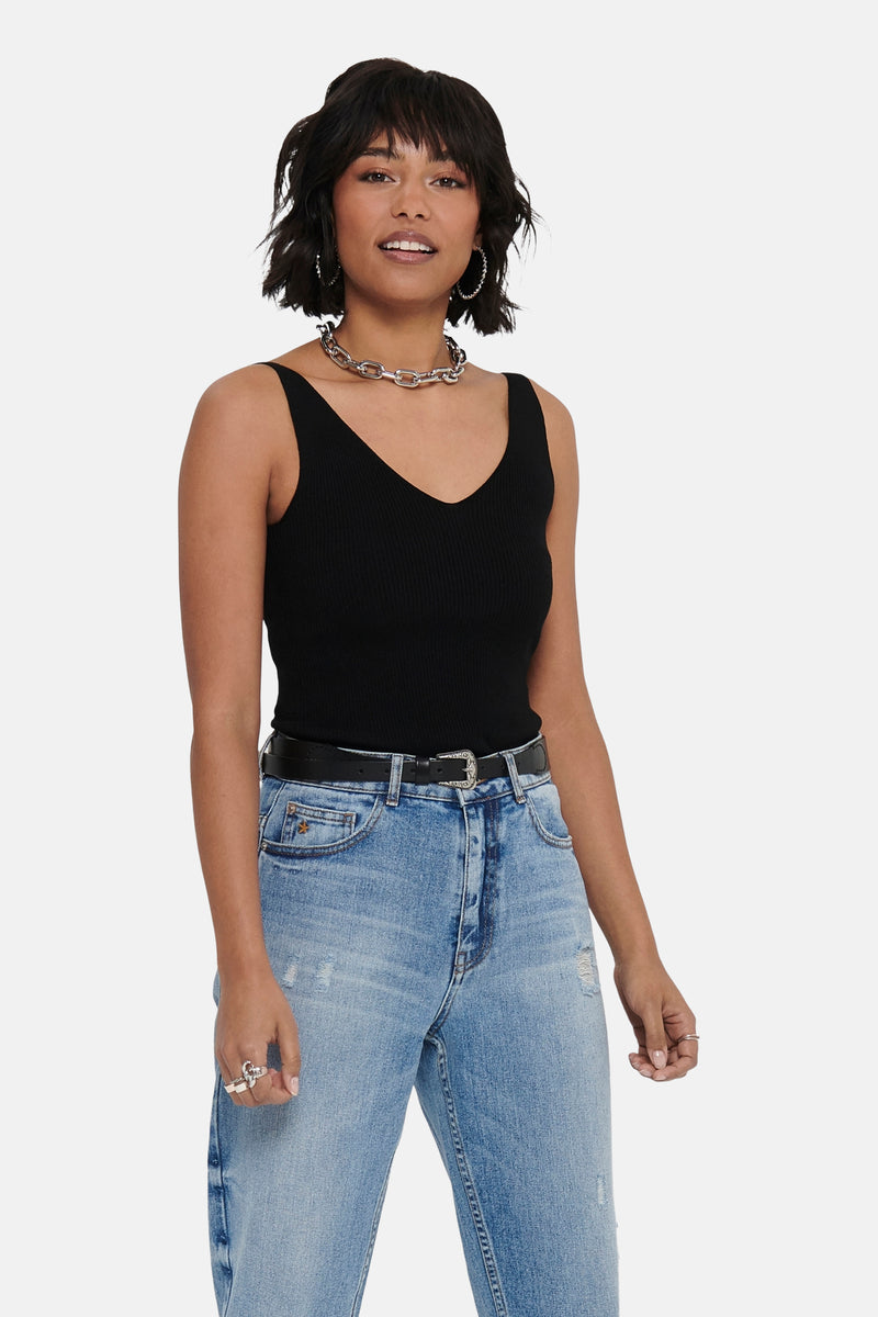 Débardeur noir par JDY, porté avec un collier chaîne et un jean taille haute avec ceinture noire.
