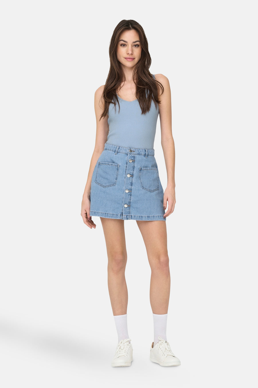 Blauw hemdje van JDY, gedragen met een spijkerrok met knopen, witte sokken en sneakers.