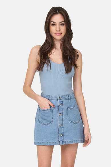 Blauwe tanktop van JDY gedragen met een spijkerrok met knopen en zakken.