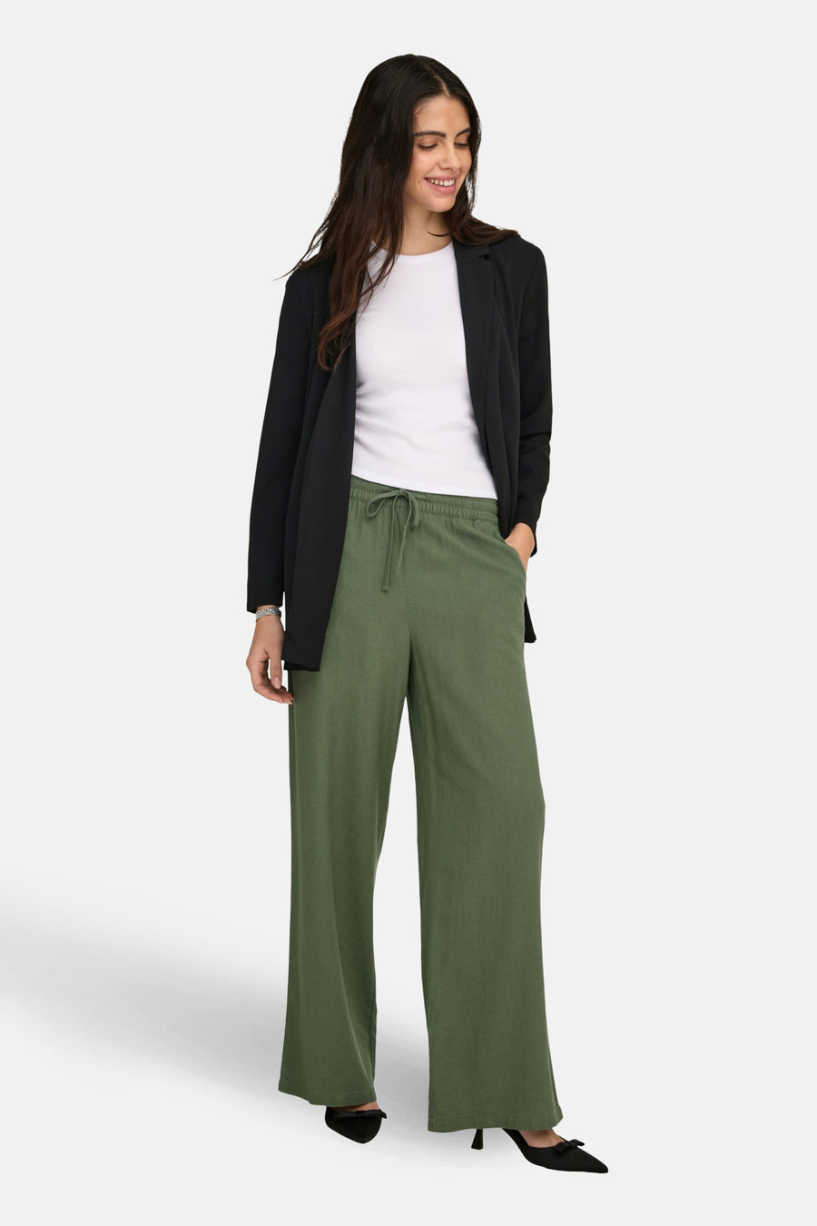 Blazer noir de JDY, porté sur un T-shirt blanc et un pantalon vert olive à jambes larges.
