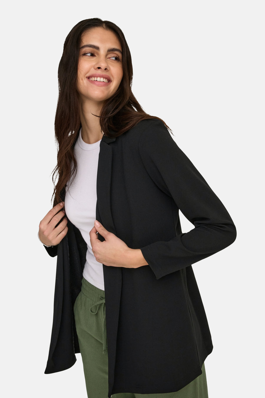 Zwarte blazer van JDY, gedragen met een wit T-shirt en een olijfgroene broek.