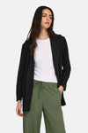 Zwarte blazer van JDY, gedragen over een wit T-shirt en een olijfgroene broek met trekkoord.