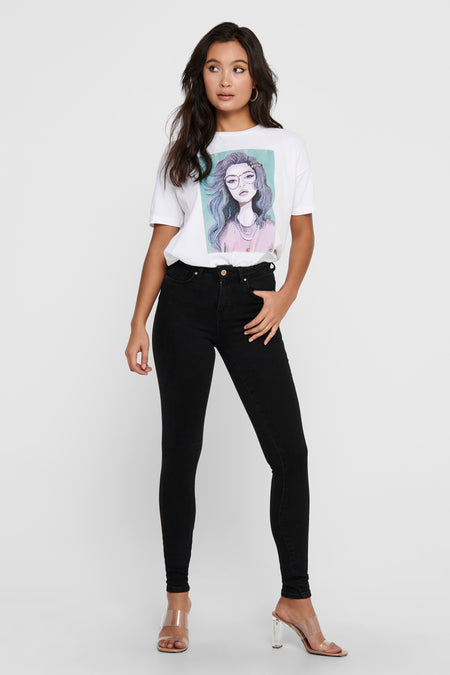 Jean skinny noir de ONLY, porté avec un t-shirt imprimé et des talons transparents.
