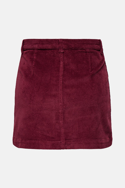 Jupe courte bordeaux en velours côtelé de ONLY®, avec ceinture à la taille et coupe droite.
