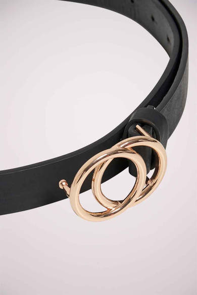 Ceinture noire de ONLY, avec une boucle décorative dorée entrelacée.