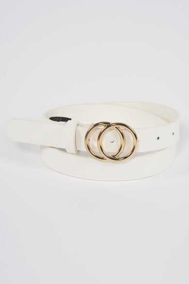 Ecru riem van ONLY, met een goudkleurige dubbele ringgesp, geplaatst op een witte achtergrond.