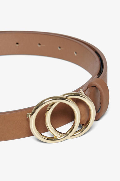 Ceinture marron de ONLY, avec une boucle double dorée entrelacée et des trous pour l'ajustement.
