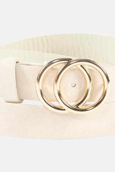 Ceinture beige ONLY avec boucle dorée à double cercle.