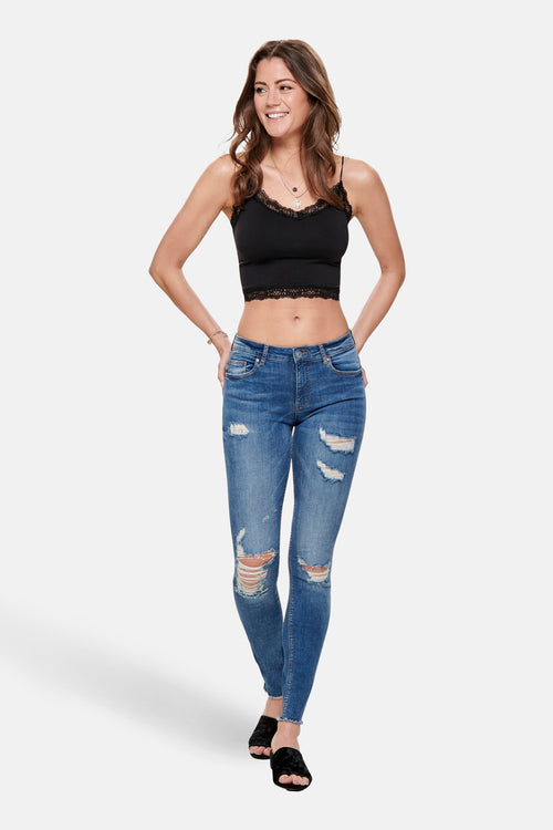 Soutien-gorge noir par ONLY®, en dentelle avec bretelles fines, porté avec un jean bleu déchiré et des mules.