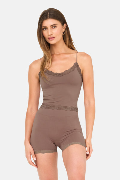 Soutien-gorge brun de ONLY®, avec dentelle décorative au niveau du décolleté.