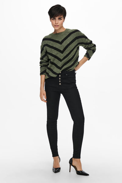 Pull kaki à rayures noires par ONLY, porté avec un jean noir taille haute et des escarpins noirs.
