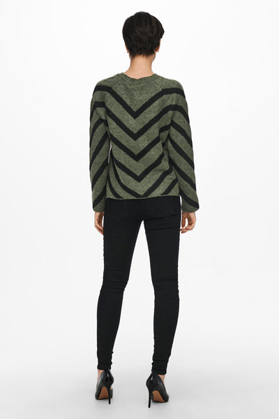 Pull kaki à rayures chevron noires de ONLY, porté avec un pantalon noir et des escarpins noirs, vue arrière.
