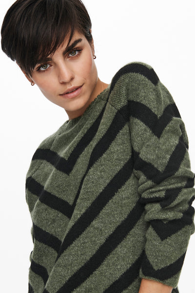 Pull kaki à col rond de ONLY, avec un motif à rayures chevrons noires.