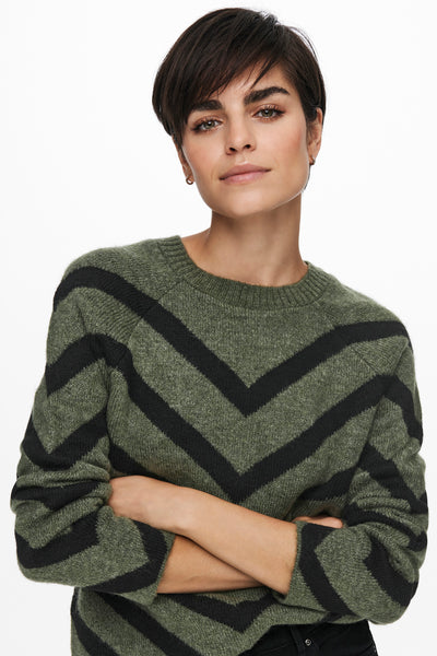 Pull kaki à col rond par ONLY®, avec motif à chevrons noirs.
