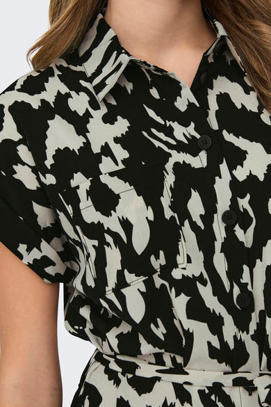 Kleurrijke jurk met korte mouwen van ONLY®, met abstract patroon, kraag en knopen.