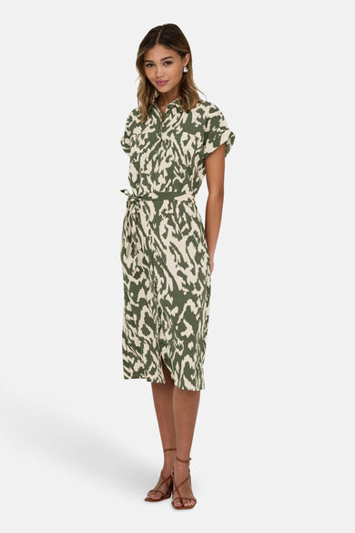 Kaki jurk met korte mouwen van ONLY, groene en beige abstracte print, met bijpassende riem en bruine sandalen.
