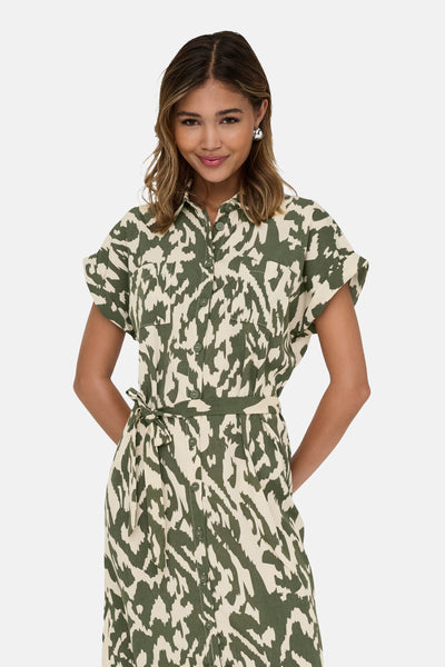 Robe kaki à manches courtes de ONLY, avec motif imprimé et ceinture nouée.
