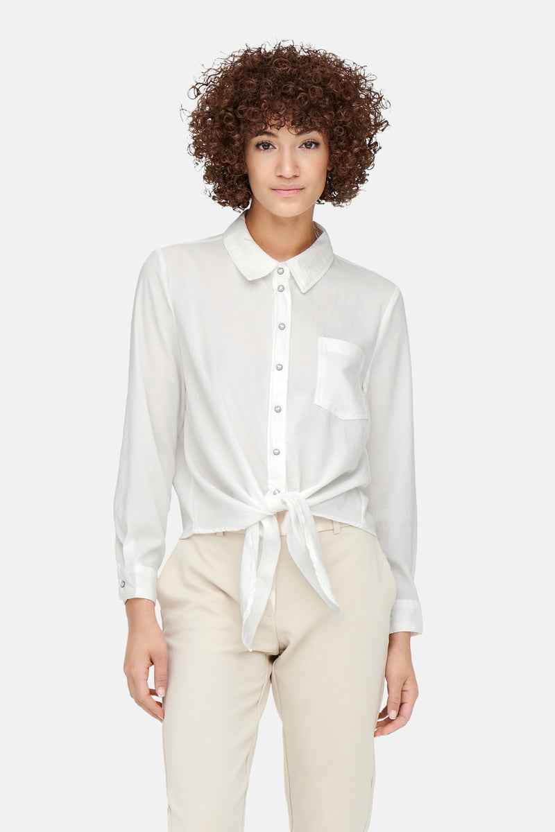 Wit overhemd (lange mouwen) van ONLY, geknoopt in de taille, met een beige broek en gevlochten muiltjes met hak.
