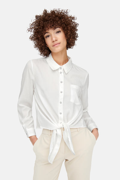 Wit overhemd met lange mouwen van ONLY, met een strik en gedragen met een beige broek.