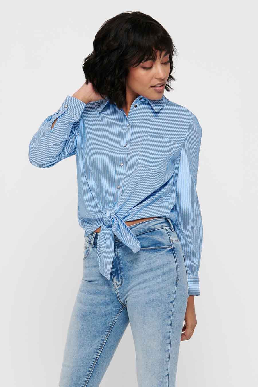 Chemise bleue à rayures verticales de ONLY, nouée sur le devant, portée avec un jean.