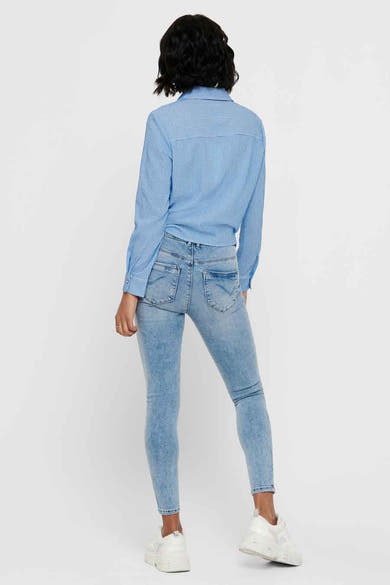 Chemise bleue à rayures by ONLY, vue de dos, portée avec un jean et des baskets blanches.