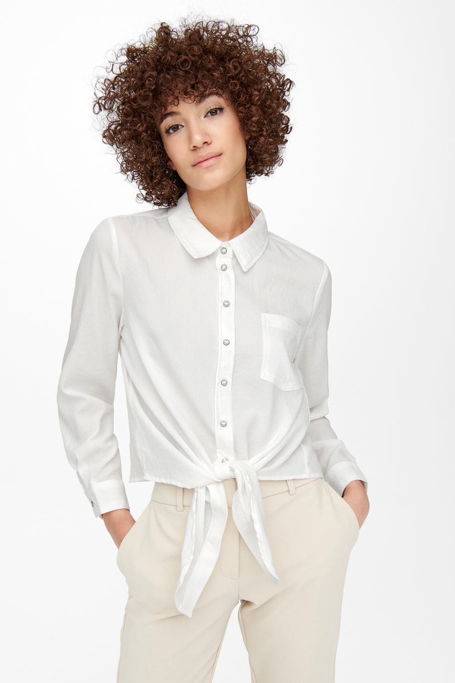 Blauw overhemd met lange mouwen van ONLY, geknoopt aan de voorkant, gedragen met een beige broek.