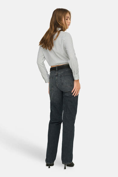 Chemise à manches longues rayée multicolore de ONLY®, portée avec un jean taille haute et des talons noirs.
