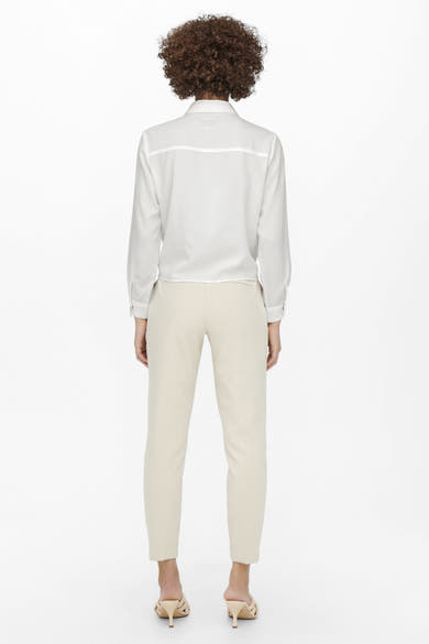 Blauw overhemd met lange mouwen van ONLY, achterkant, gedragen met een beige broek en muiltjes.
