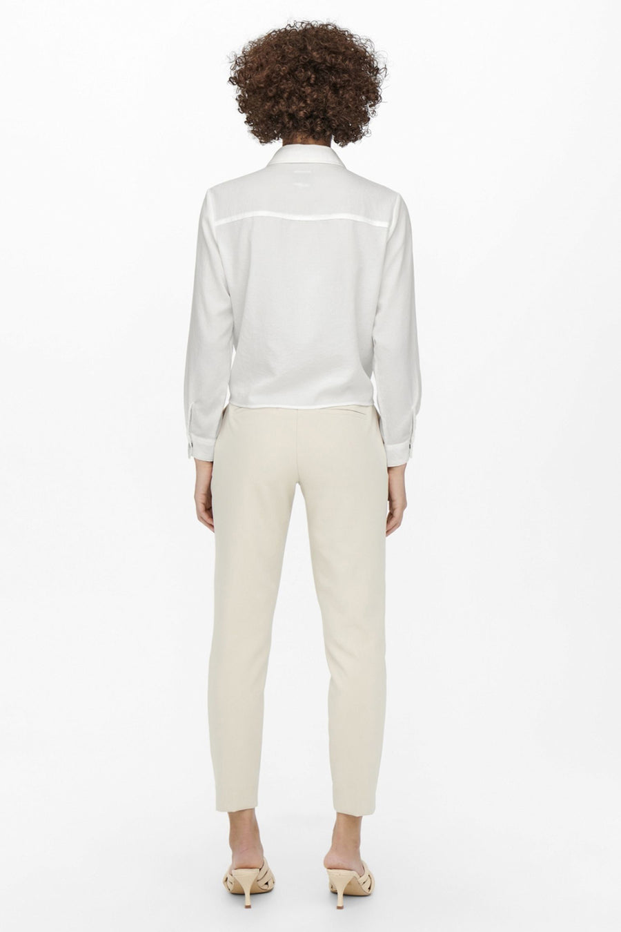 Blauw overhemd met lange mouwen van ONLY, achterkant, gedragen met een beige broek en muiltjes.