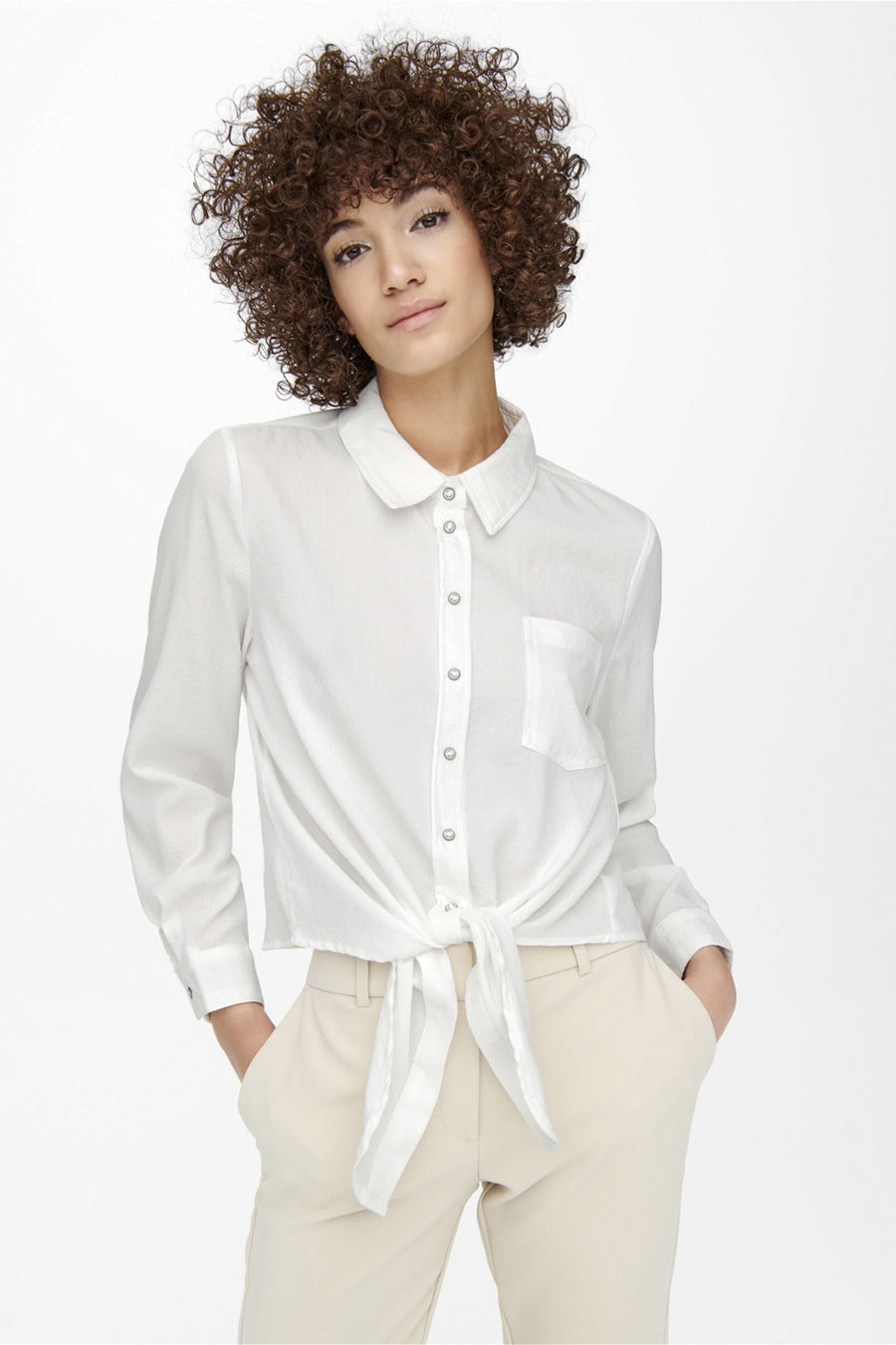 Gestreepte blouse met lange mouwen in meerdere kleuren van ONLY, met knoopmanchetten en een geknoopte zoom aan de achterkant.