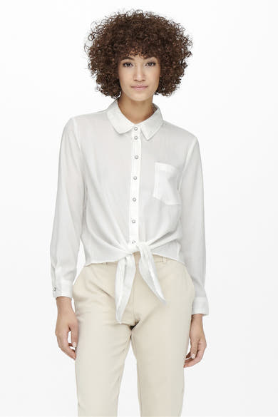 Gestreepte meerkleurige blouse met lange mouwen van ONLY®, gedragen met een high-waisted jeans en zwarte hakken.