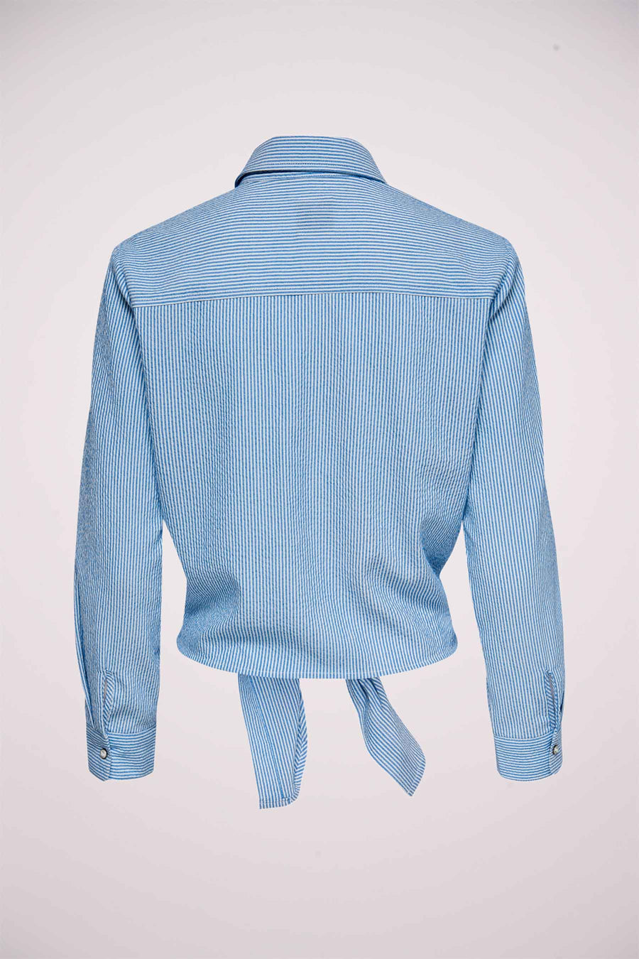 Chemise bleue à rayures blanches par ONLY, avec manches longues et bas à nouer.