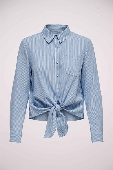 Chemise bleue à rayures de ONLY, nouée sur le devant, avec manches longues et poche poitrine.