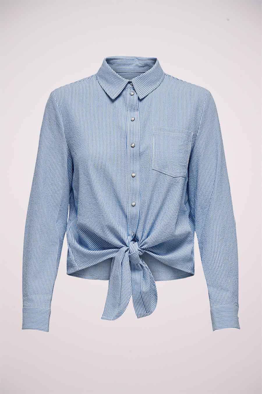 Chemise bleue à rayures de ONLY, nouée sur le devant, avec manches longues et poche poitrine.